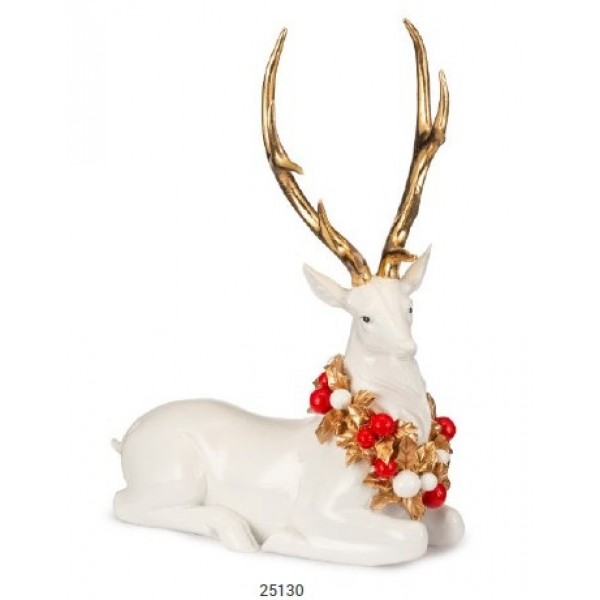 Renna bianca seduta con ghirlanda